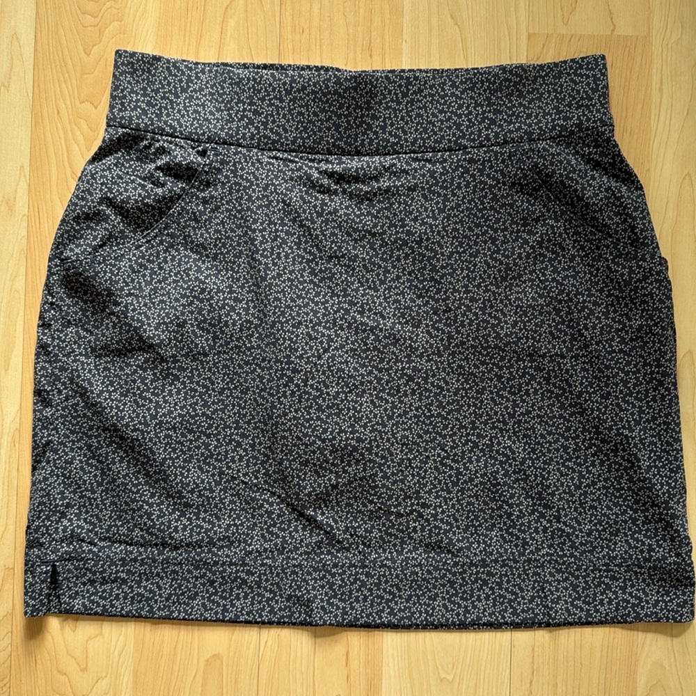 Columbia Ladies Pull on Skort with 2 Pockets in front attached blue shorts. EUC